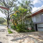 Apartamento com quintal na Praça do Pôr do Sol