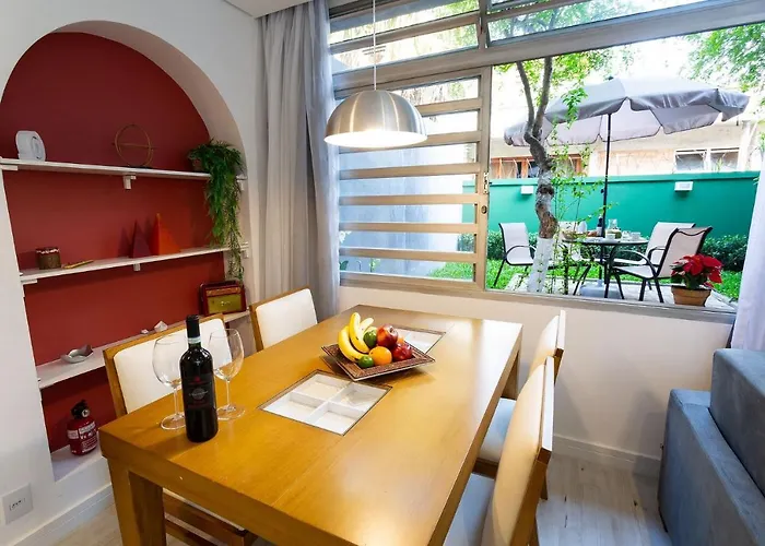 Apartamento com quintal na Praça do Pôr do Sol