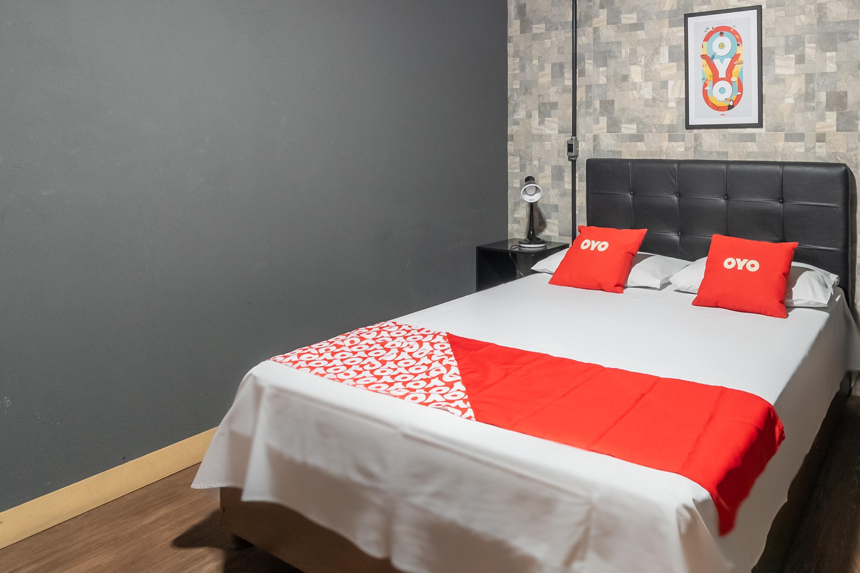 Oyo Massimo Brooklin, Hotel
