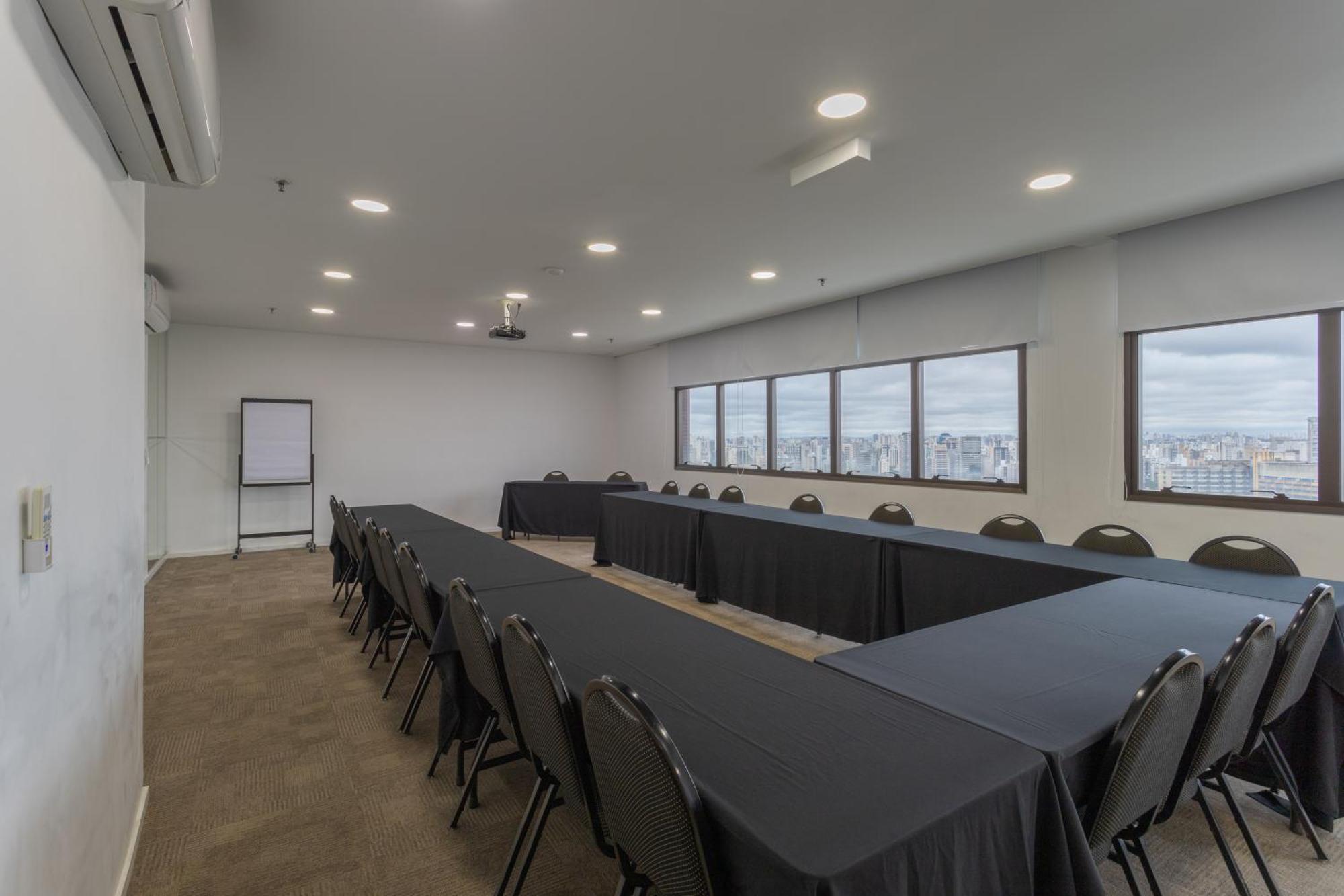 Hotel Place Ibirapuera 4*
