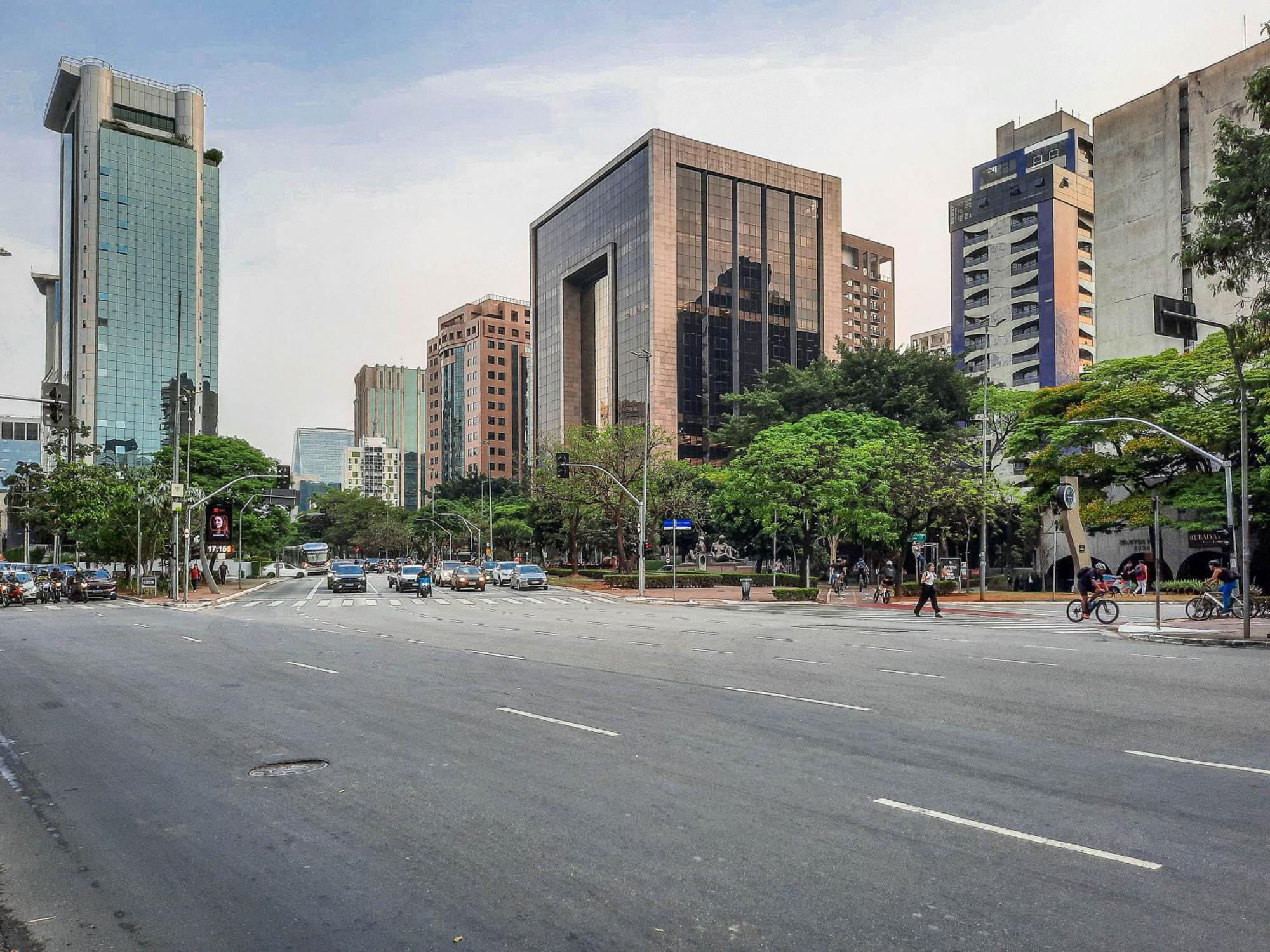 Predio Com Rooftop E Cafe Da Manha Ao Lado Da Faria Lima - Jfl * Sao Paulo