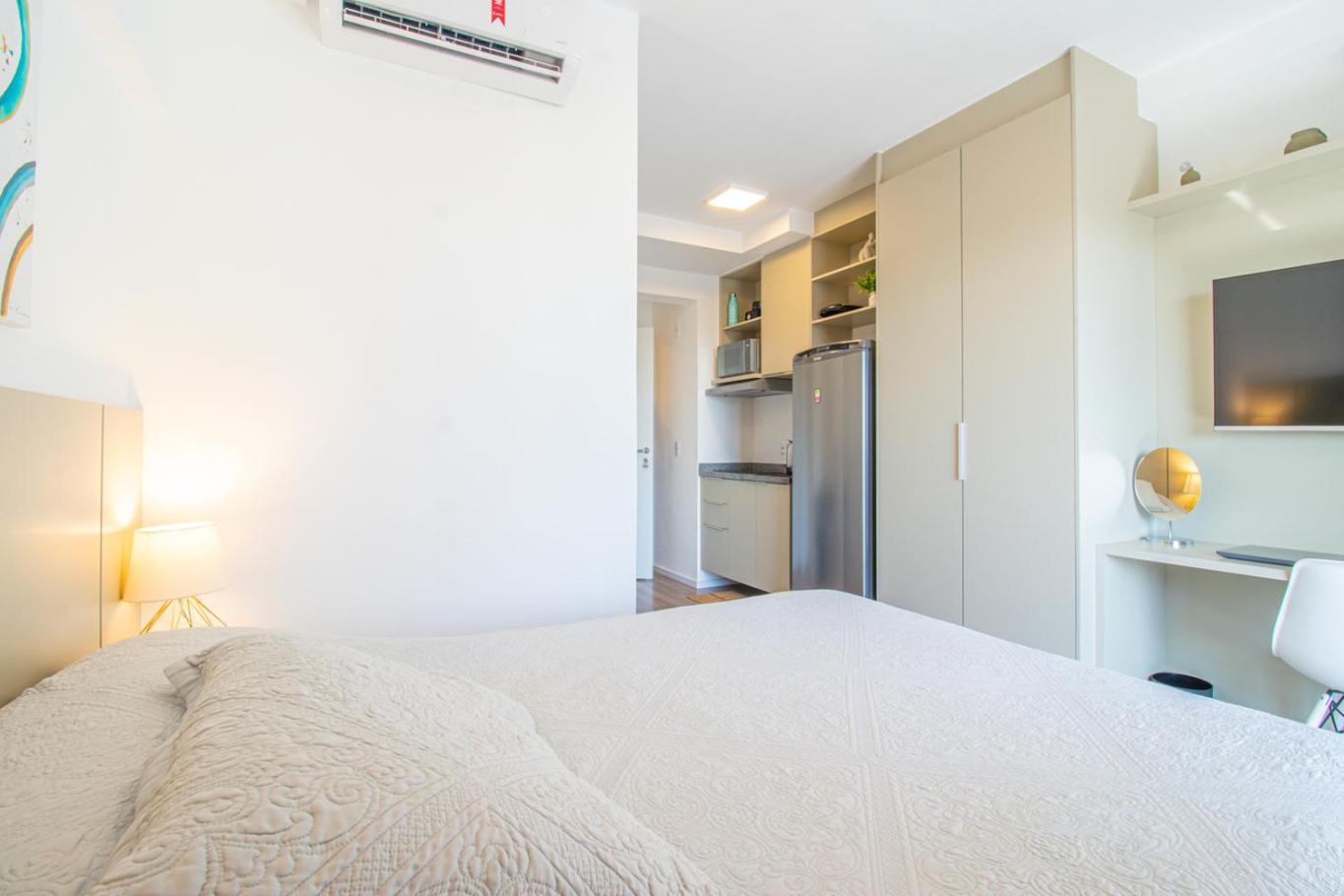 Elegante Com Varanda E Otima Localizacao