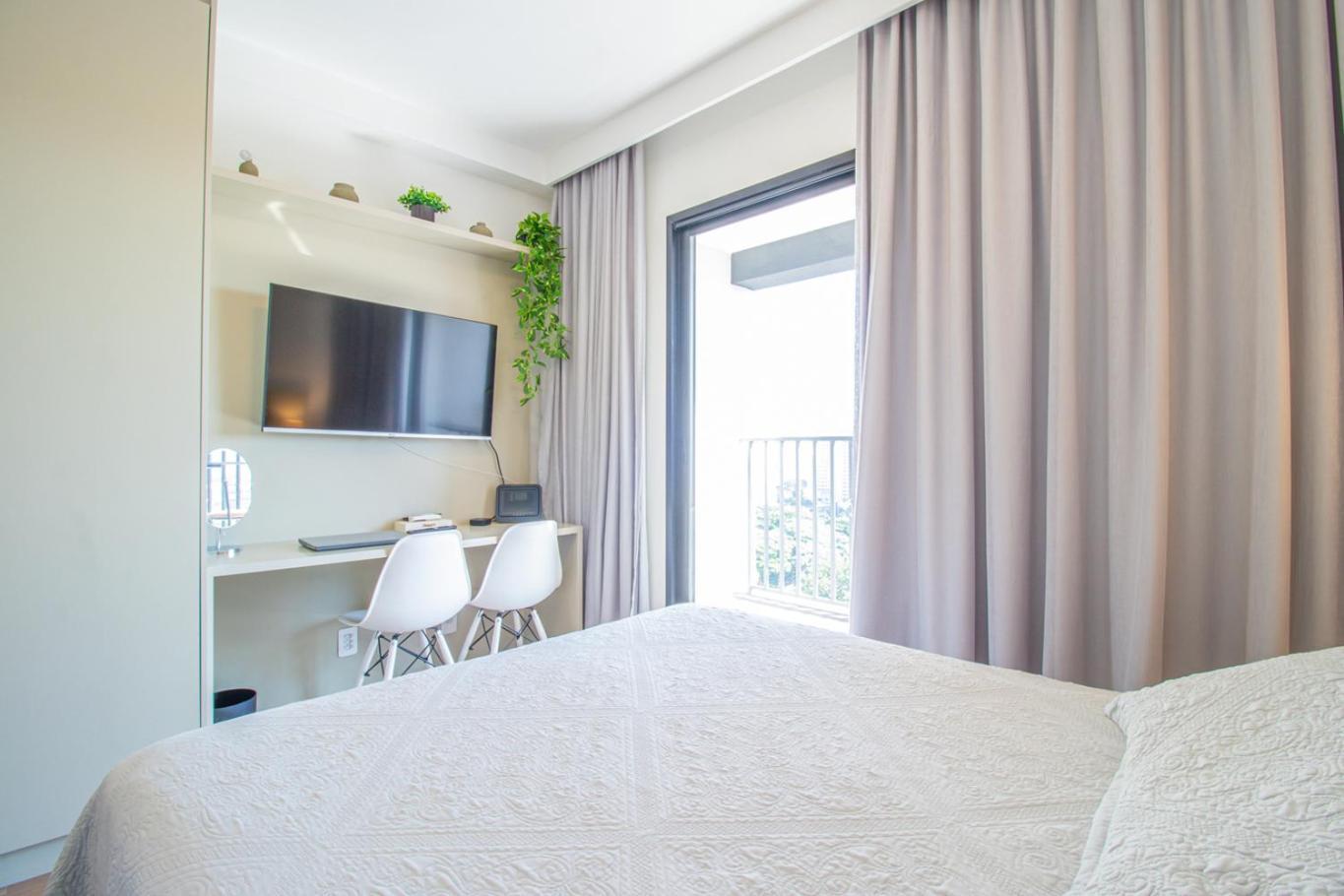 Elegante Com Varanda E Otima Localizacao *