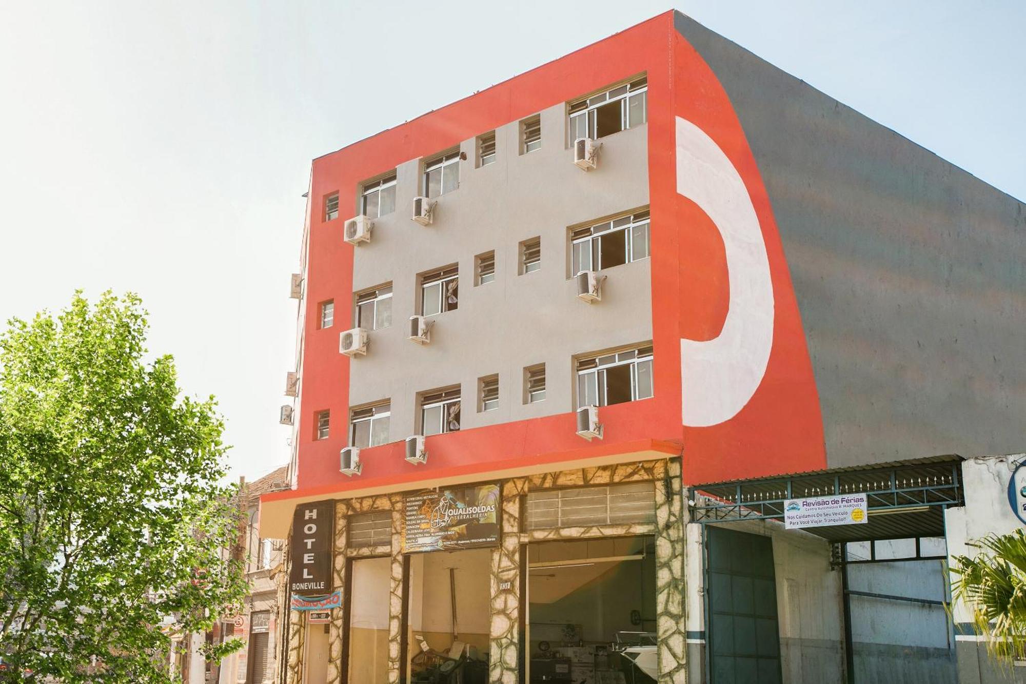 Oyo Boneville, Hotel 4*