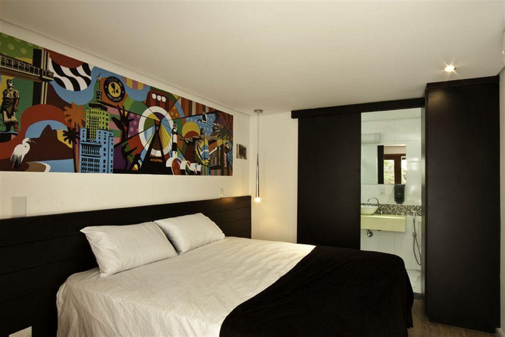 Bee W Albergue