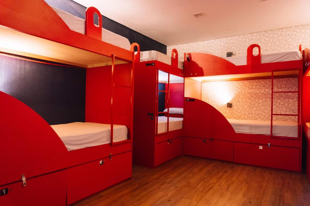 Bee W Albergue *