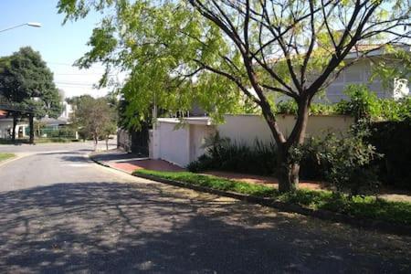 Homestay Silencioso E Arborizado