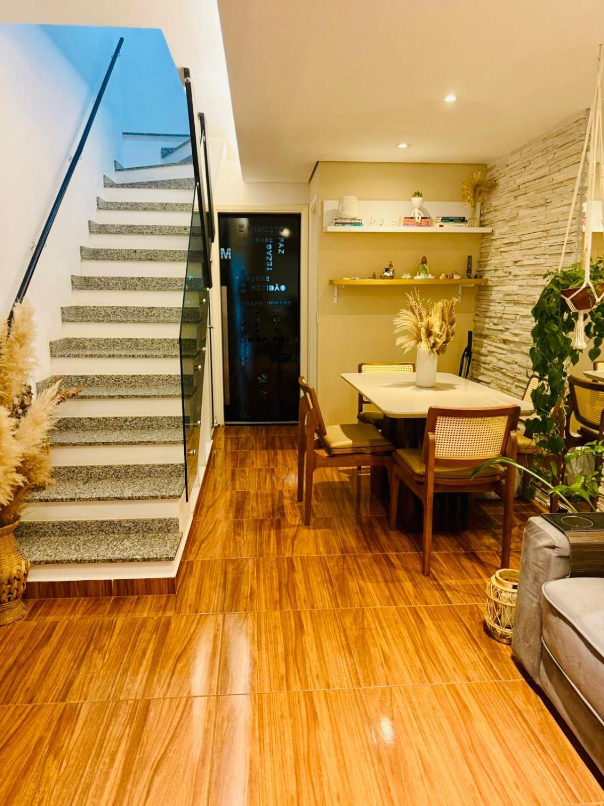 Lindo Casal Em Casa De Hospedagem domiciliar
