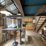 Casa Loft Industrial c/ Área Externa/Cama King/Churrasqueira