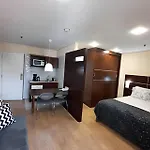Flat com 1 quarto sala, cozinha de apoio, banheiro, serviços de arrumação diária.