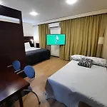 Flat com 1 quarto sala, cozinha de apoio, banheiro, serviços de arrumação diária.