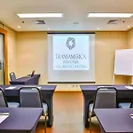 Flat com 1 quarto sala, cozinha de apoio, banheiro, serviços de arrumação diária.