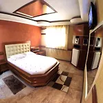Deliriu\'S Motel (Adults Only)