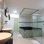Red Green Motel - Adults Only