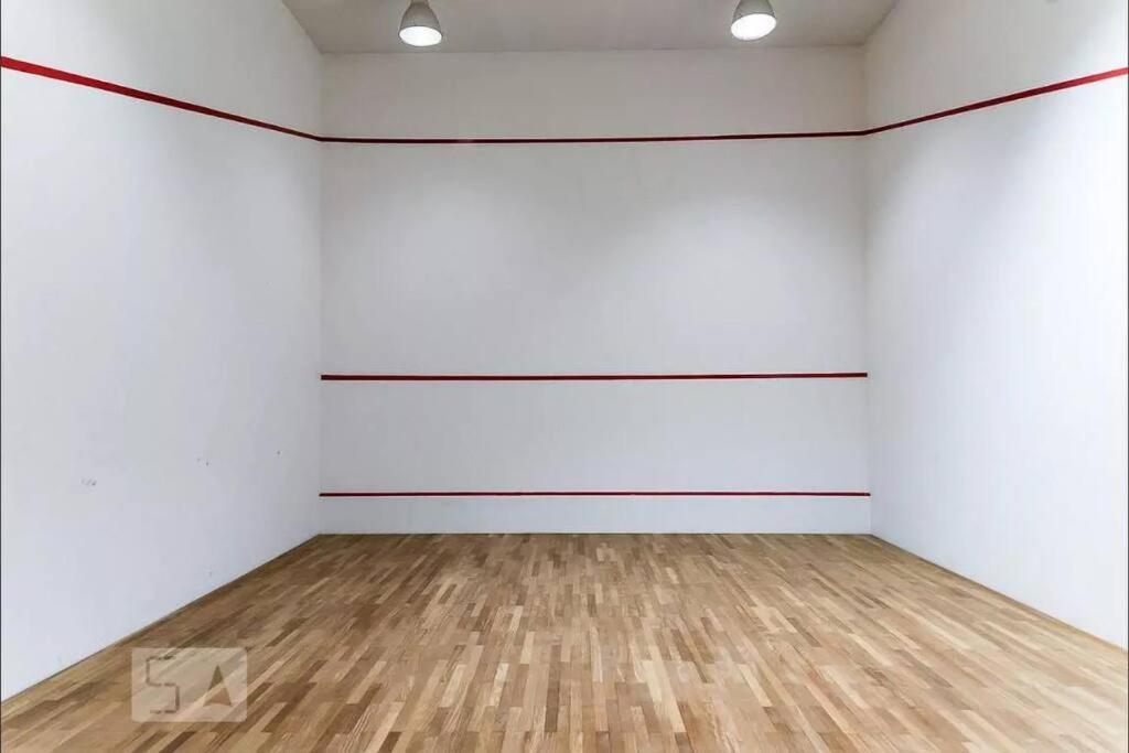 Large 1 Bedroom 2 Balconies And A Work Space Apartment *