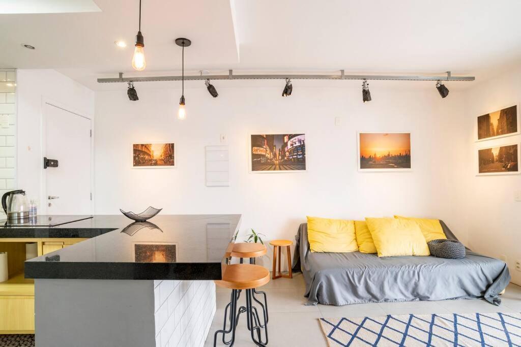 Large 1 Bedroom 2 Balconies And A Work Space Apartment *