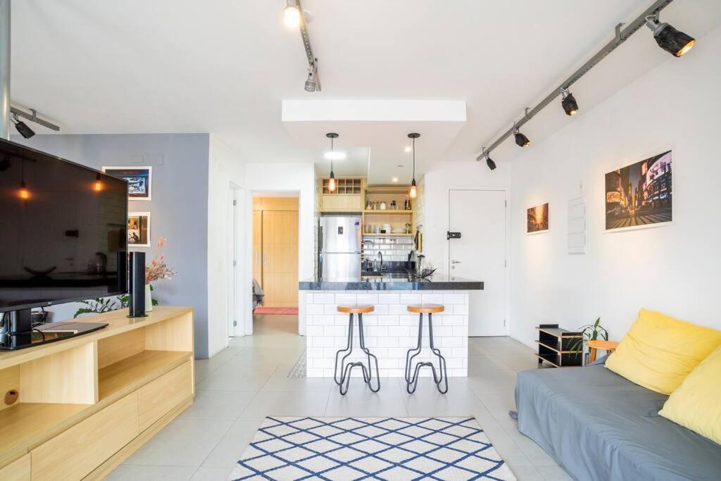 Large 1 Bedroom 2 Balconies And A Work Space Apartment *