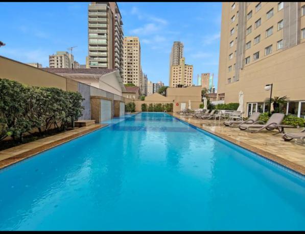 Piscina Academia Estacionamento