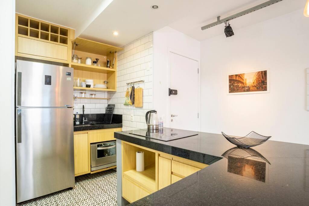 Large 1 Bedroom 2 Balconies And A Work Space Apartment *