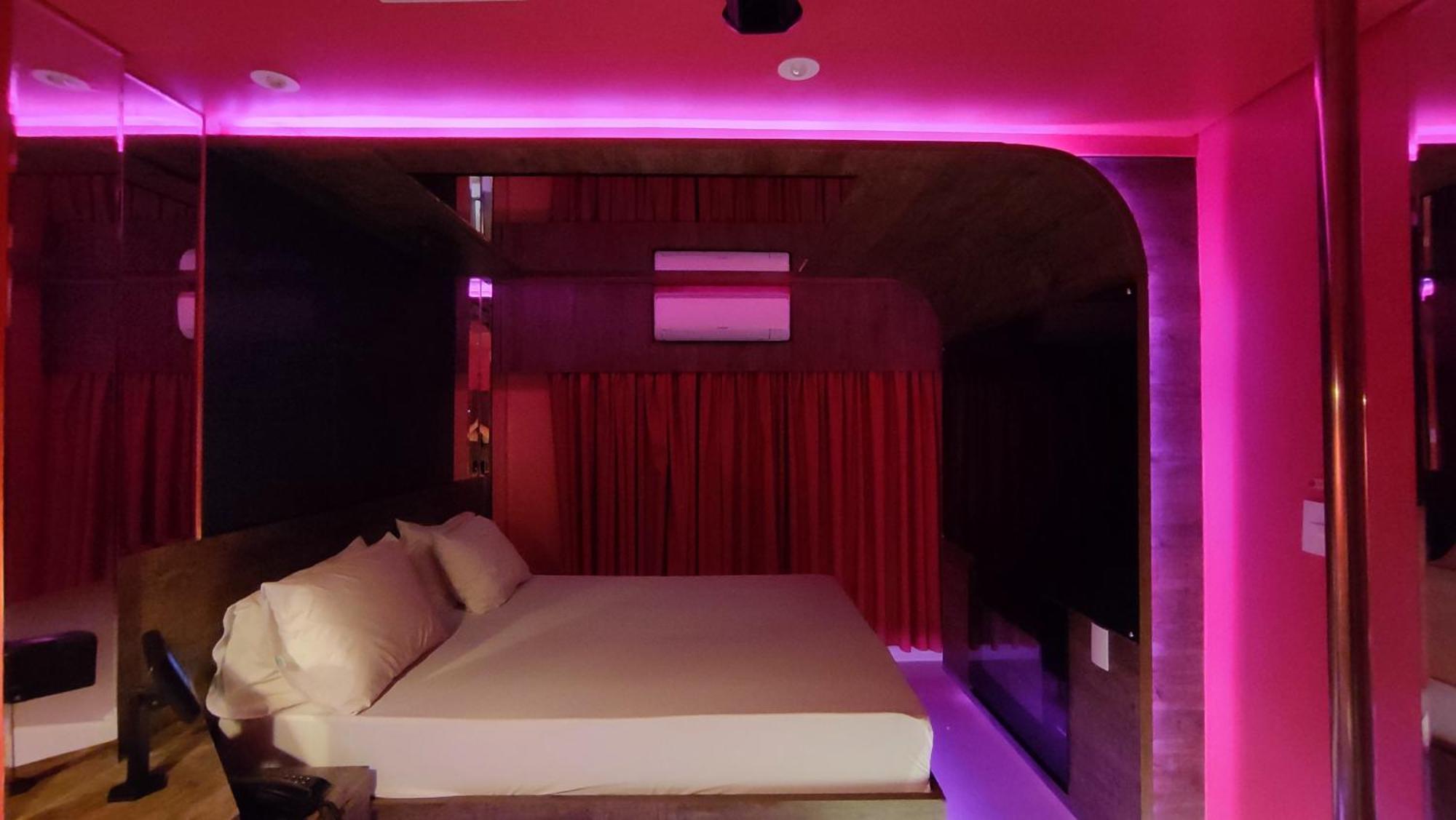Love hotel Swing 1 *