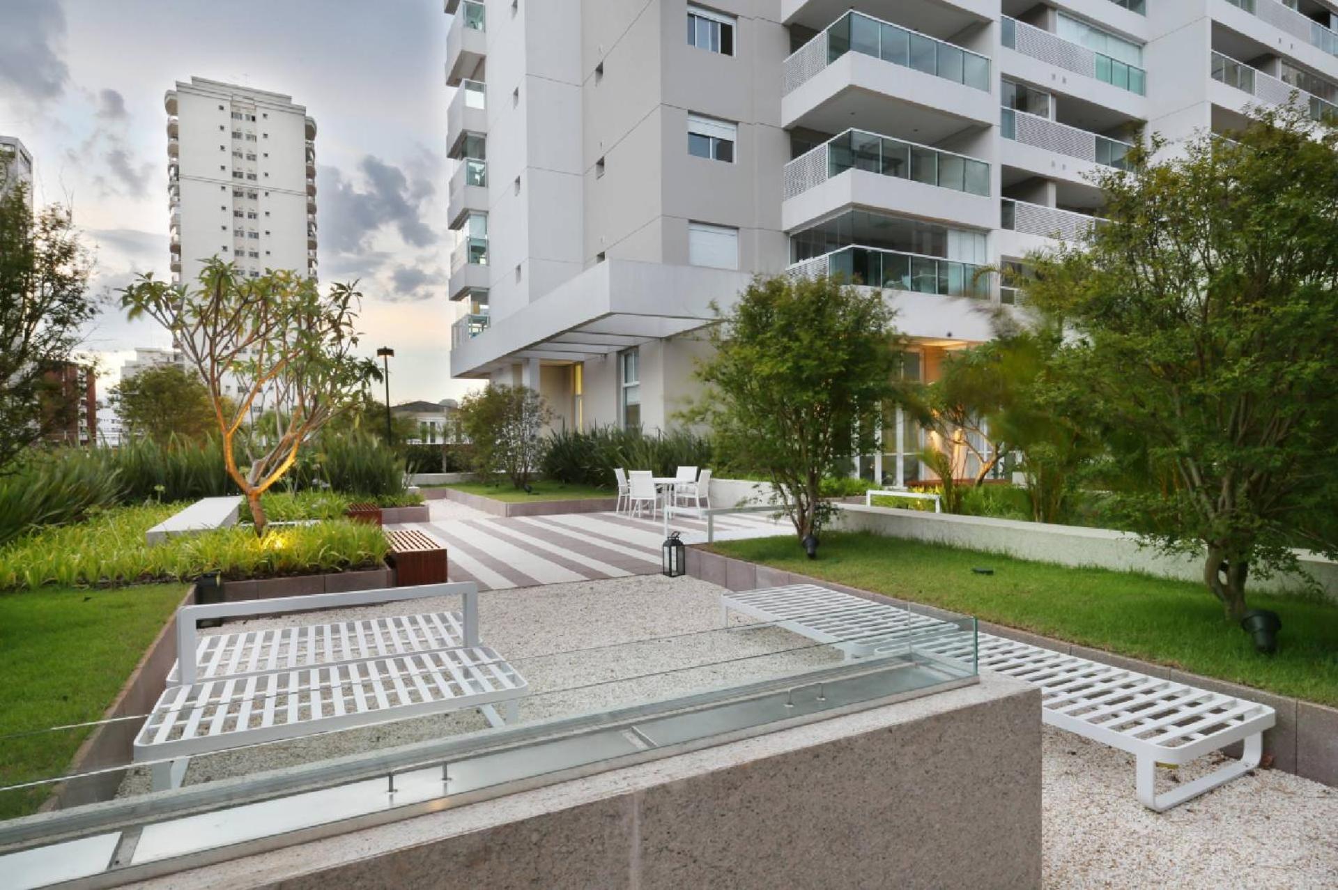 Apartment Em *