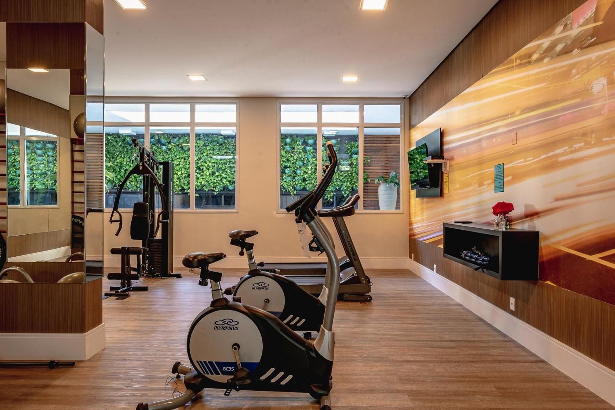 Apartamento Com Varanda + Vaga De Garagem + Ar Cond.