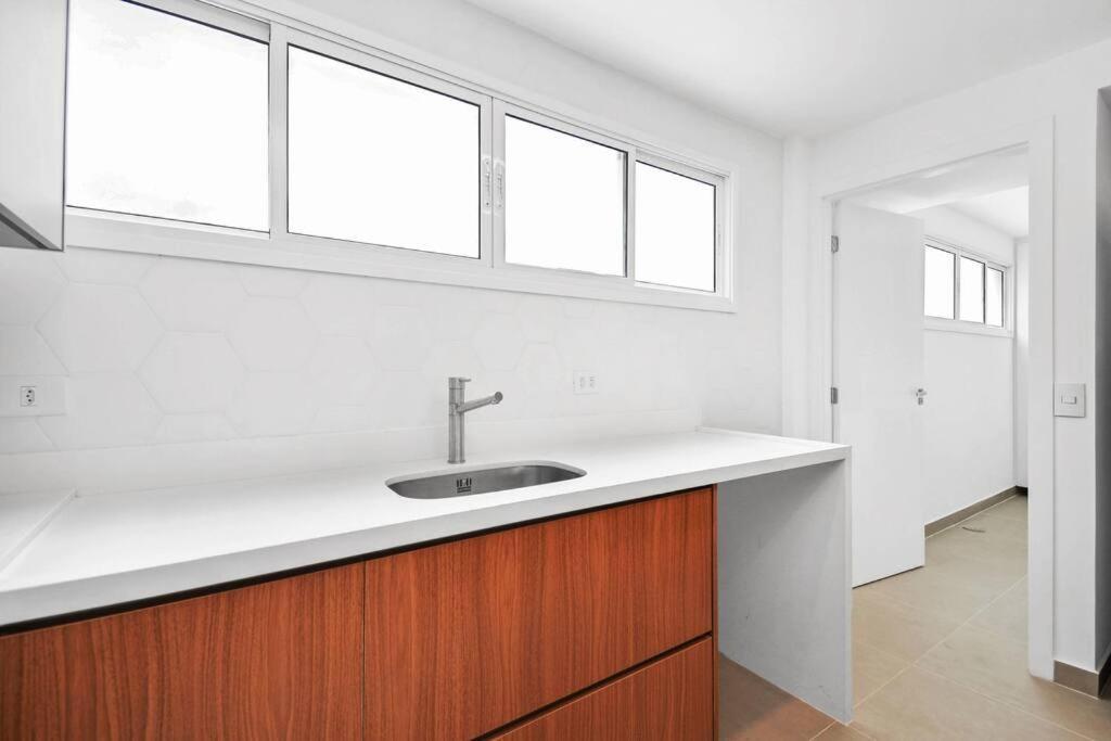 Spacious Modern Jardins View 2