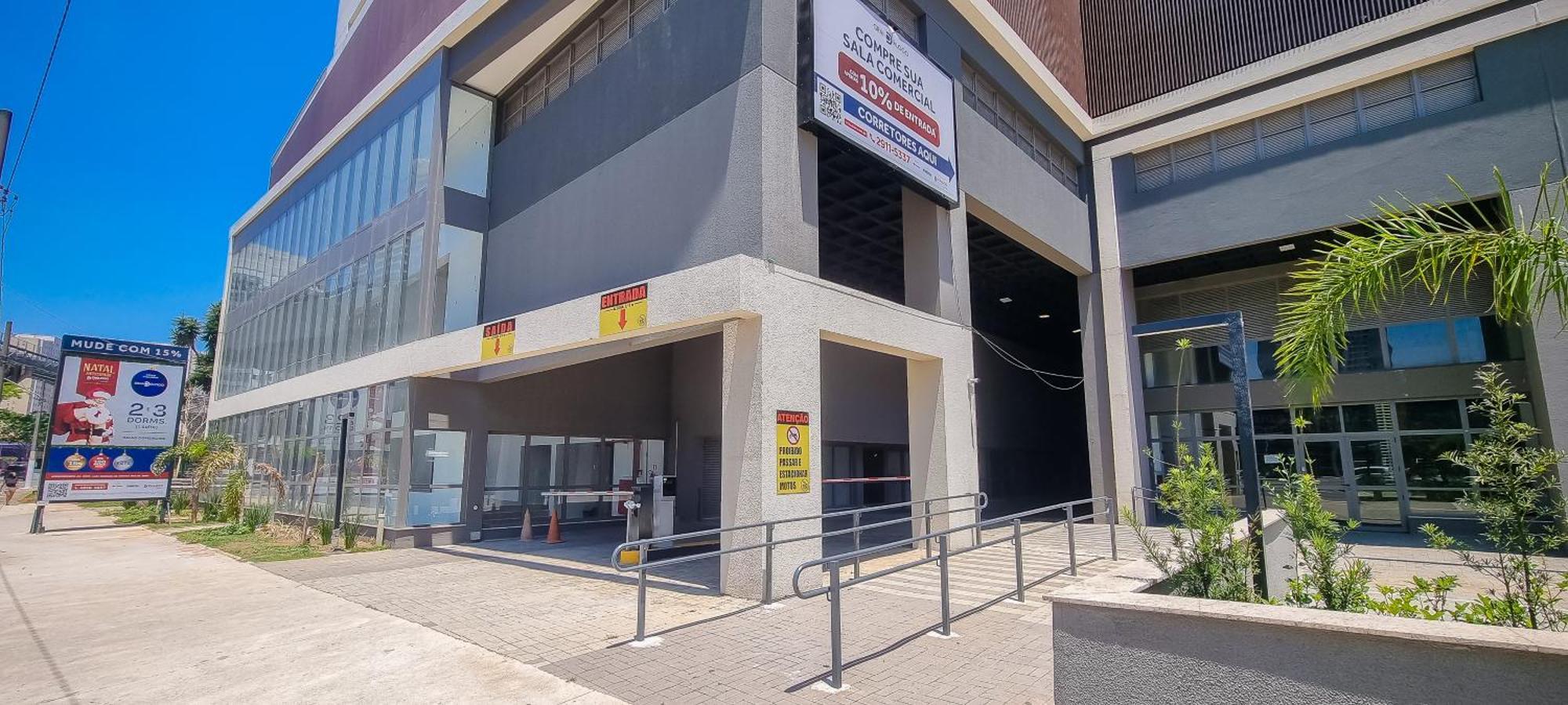 Dos Espelhos Ao Lado Do Metro Na Prudente