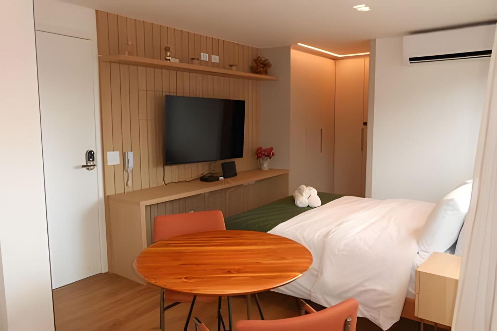 705 Lux Allianz Park Apartment