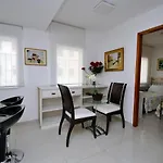 Prático e confortável apto com 2 quartos totalmente equipado e perto de tudo