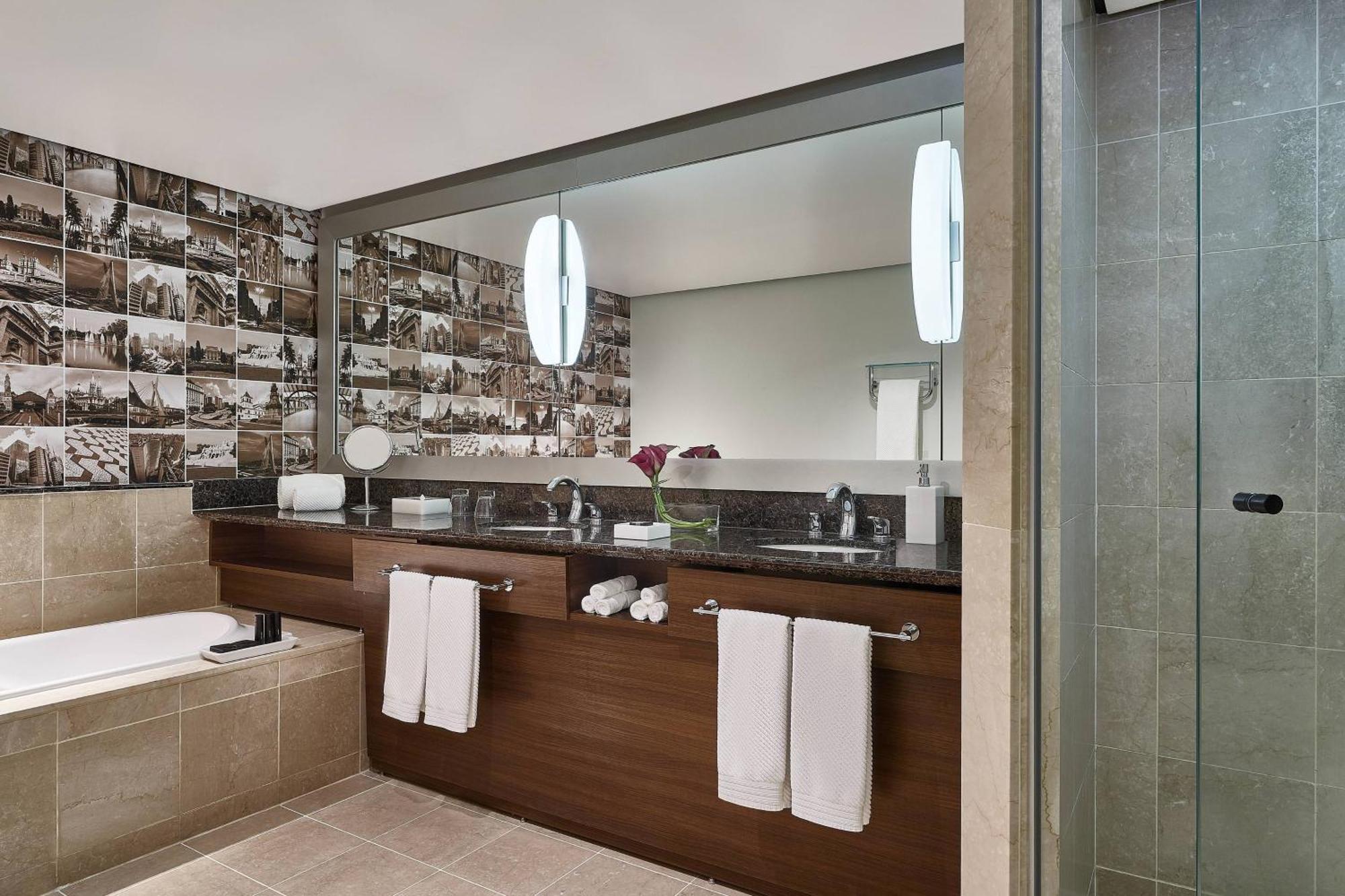 Renaissance Hotel 5*