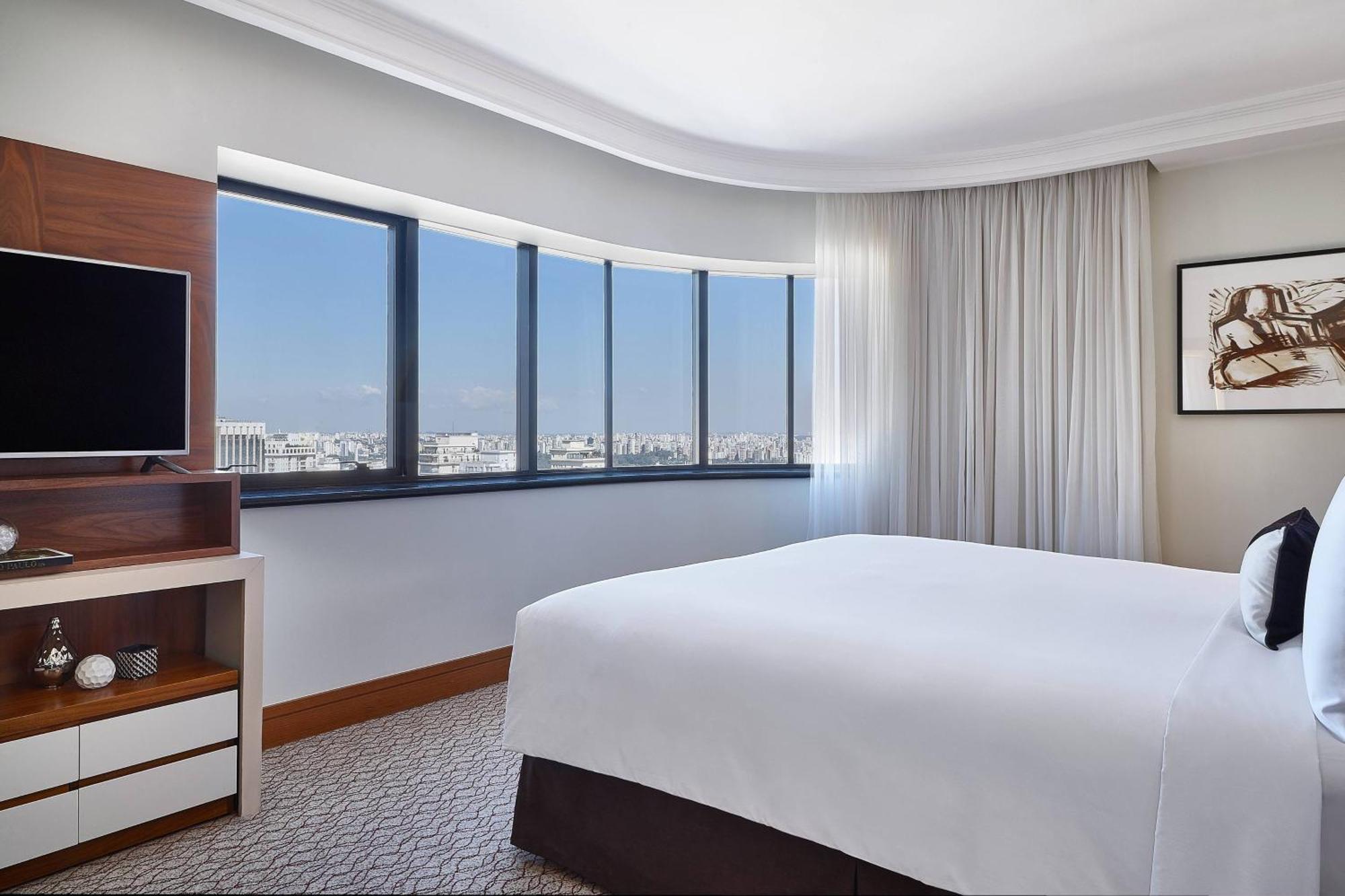 Renaissance Hotel 5*